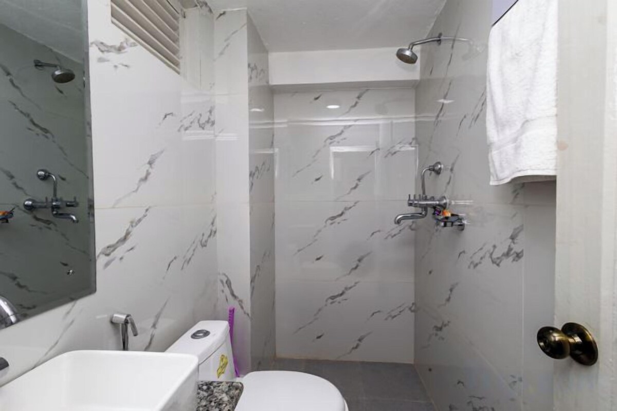 Salle de bain | Articles de toilette (gratuits), séchoir à cheveux, pantoufles