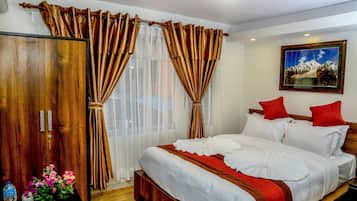 Ropa de cama de alta calidad y caja de seguridad en la habitación