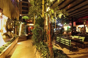 Breakfast, lunch, dinner and brunch served - Hotel Outfitter Nepal (Kathmandu)
