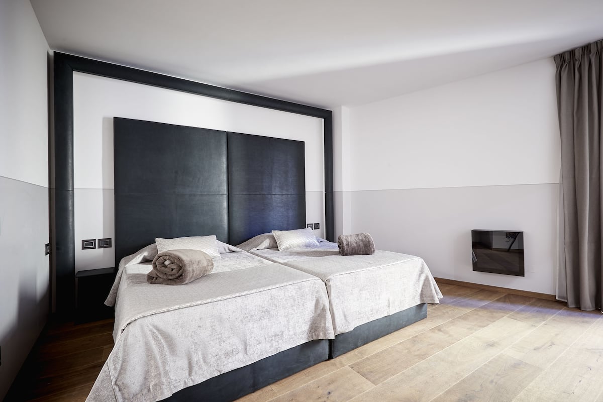 Kamer, 1 twee- of 2 eenpersoonsbedden | Luxe beddengoed, een minibar, een kluis op de kamer, een bureau
