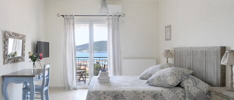 Desk, soundproofing, rollaway beds, free WiFi