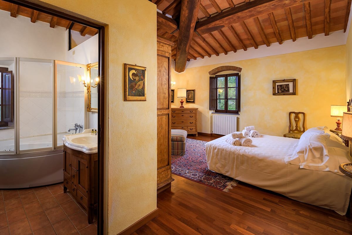 Deluxe Apartment (Pansé) | Desk, soundproofing, iron/ironing board, free WiFi