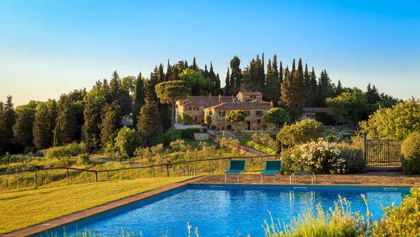 Una piscina al aire libre de temporada