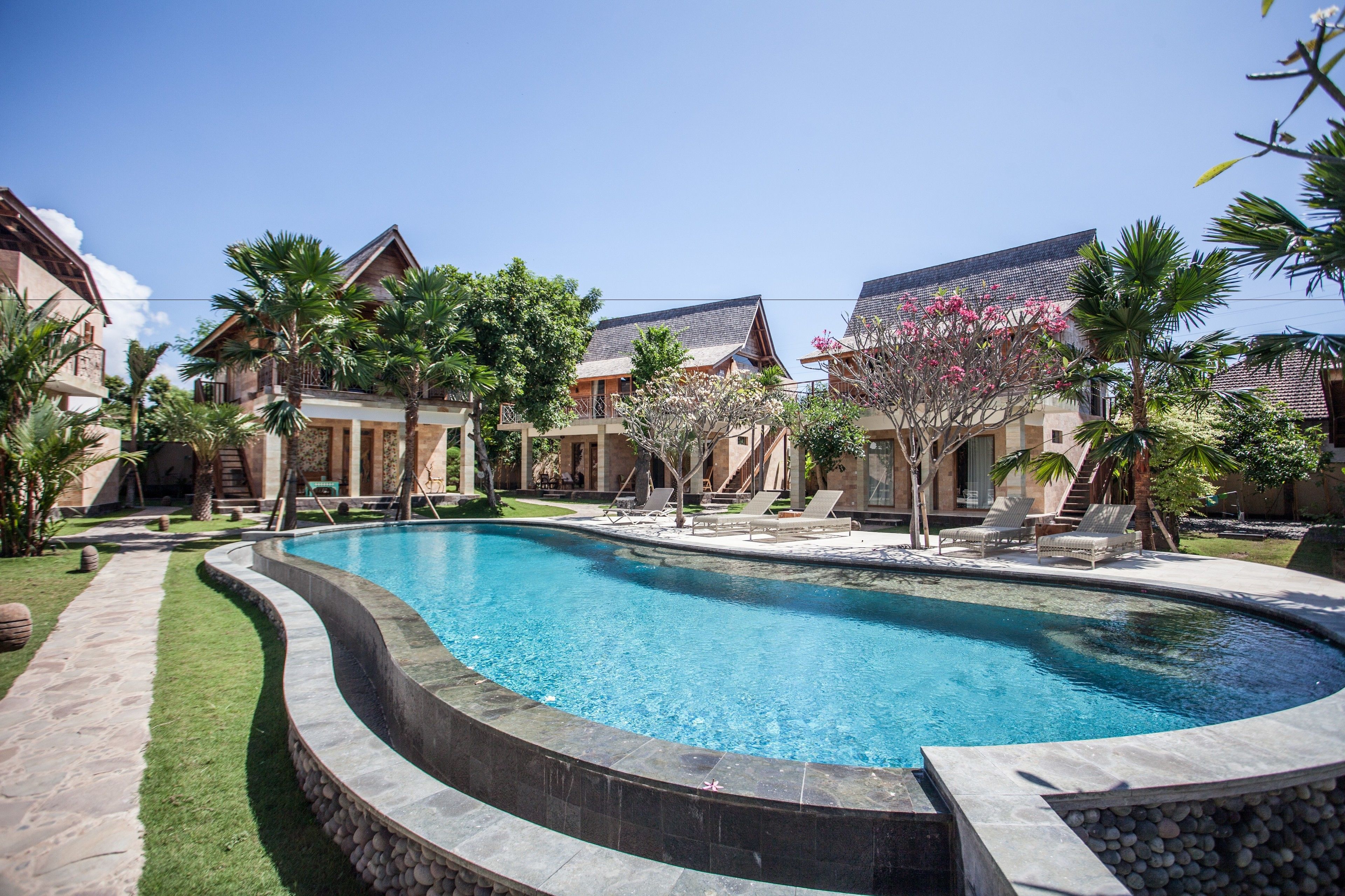 Una piscina al aire libre