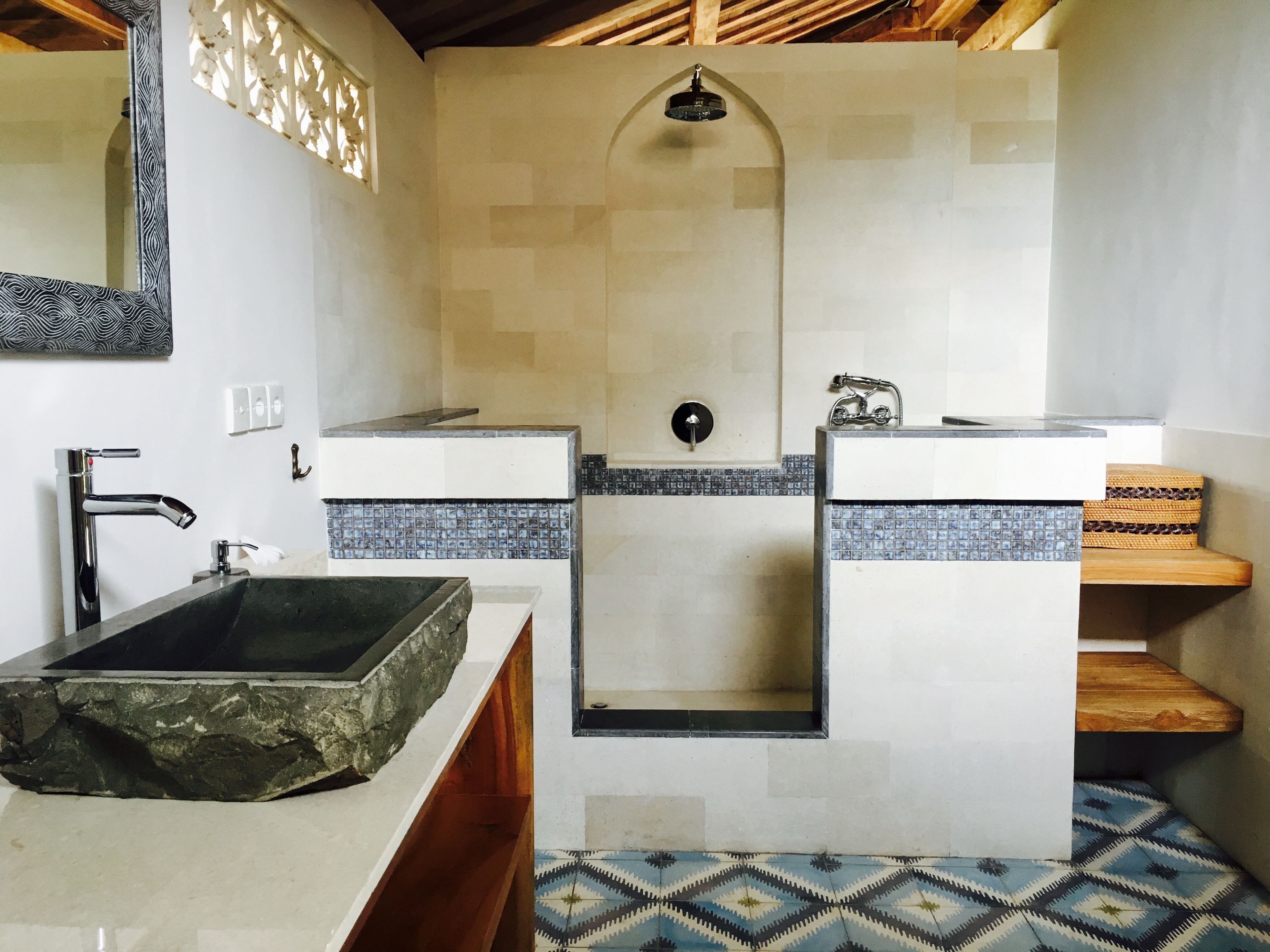 Une salle de bain avec deux lavabos, un grand miroir et une douche.