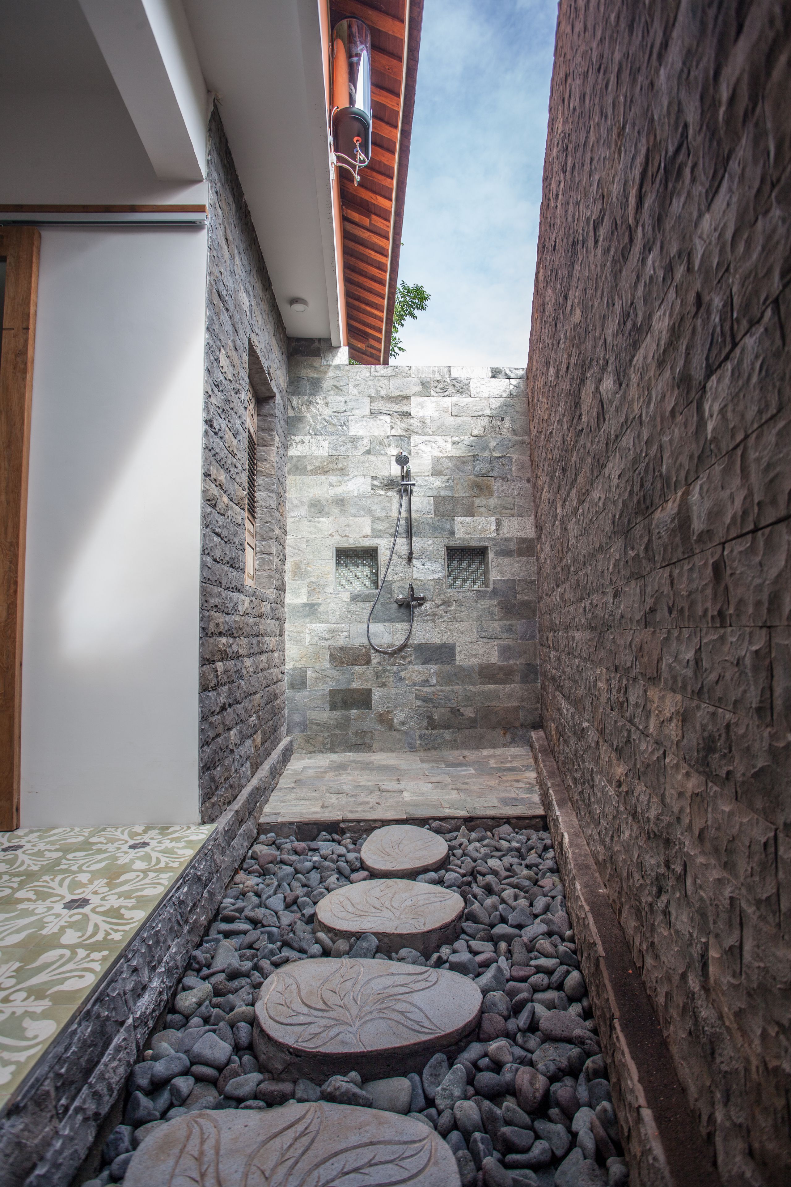 Deluxe Double or Twin Room, Garden View | Bathroom shower