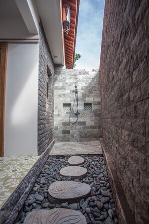 Kahden hengen deluxe-huone (yksi tai kaksi sänkyä), näköala puutarhaan | Kylpyhuoneen suihku