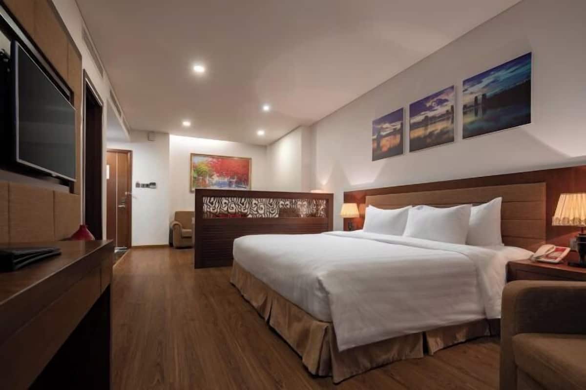 1 kamar tidur, minibar, brankas, dan meja kerja