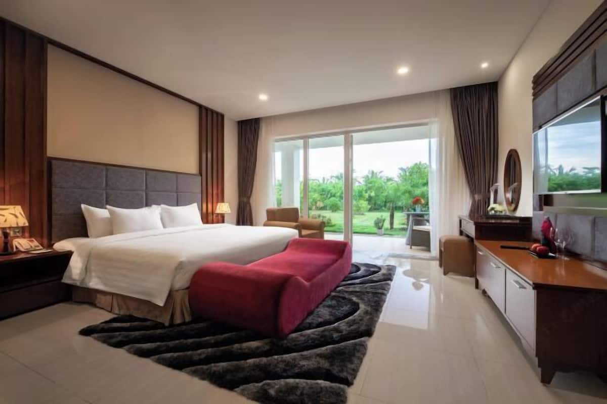 1 kamar tidur, minibar, brankas, dan meja kerja