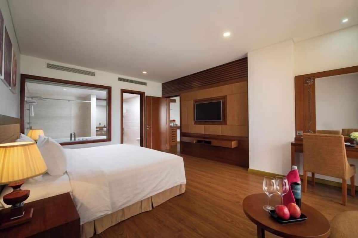 1 kamar tidur, minibar, brankas, dan meja kerja