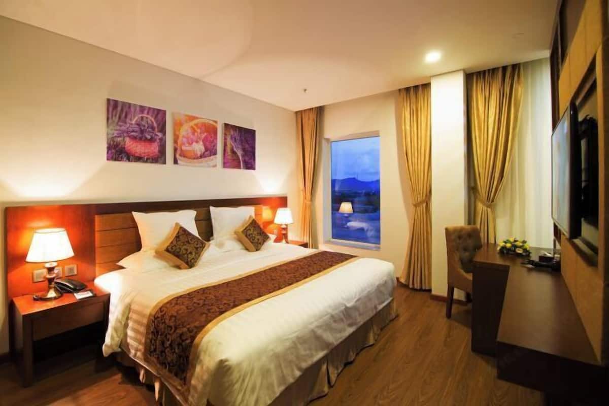 1 kamar tidur, minibar, brankas, dan meja kerja