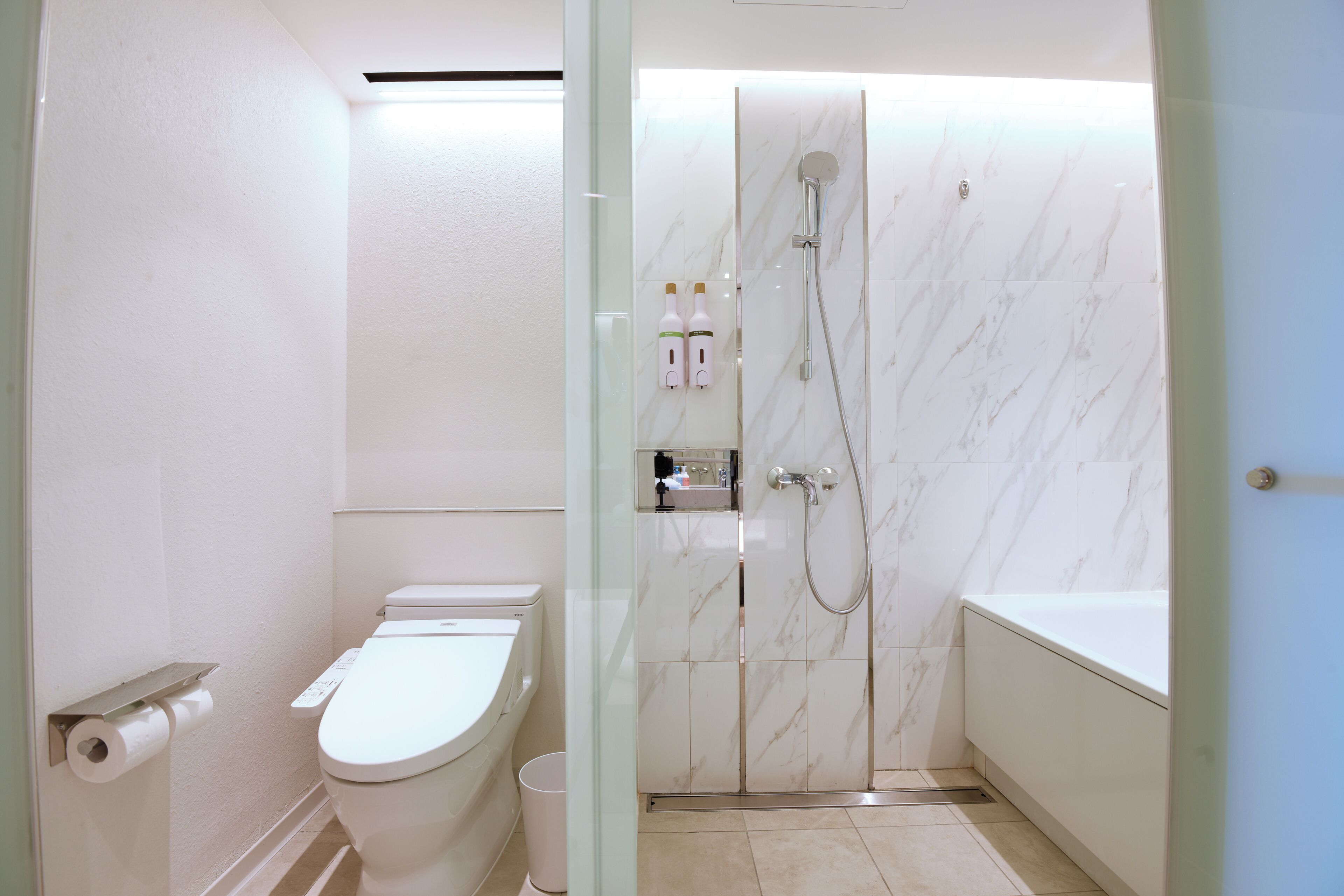 Un bagno con il WC, una doccia e una vasca.