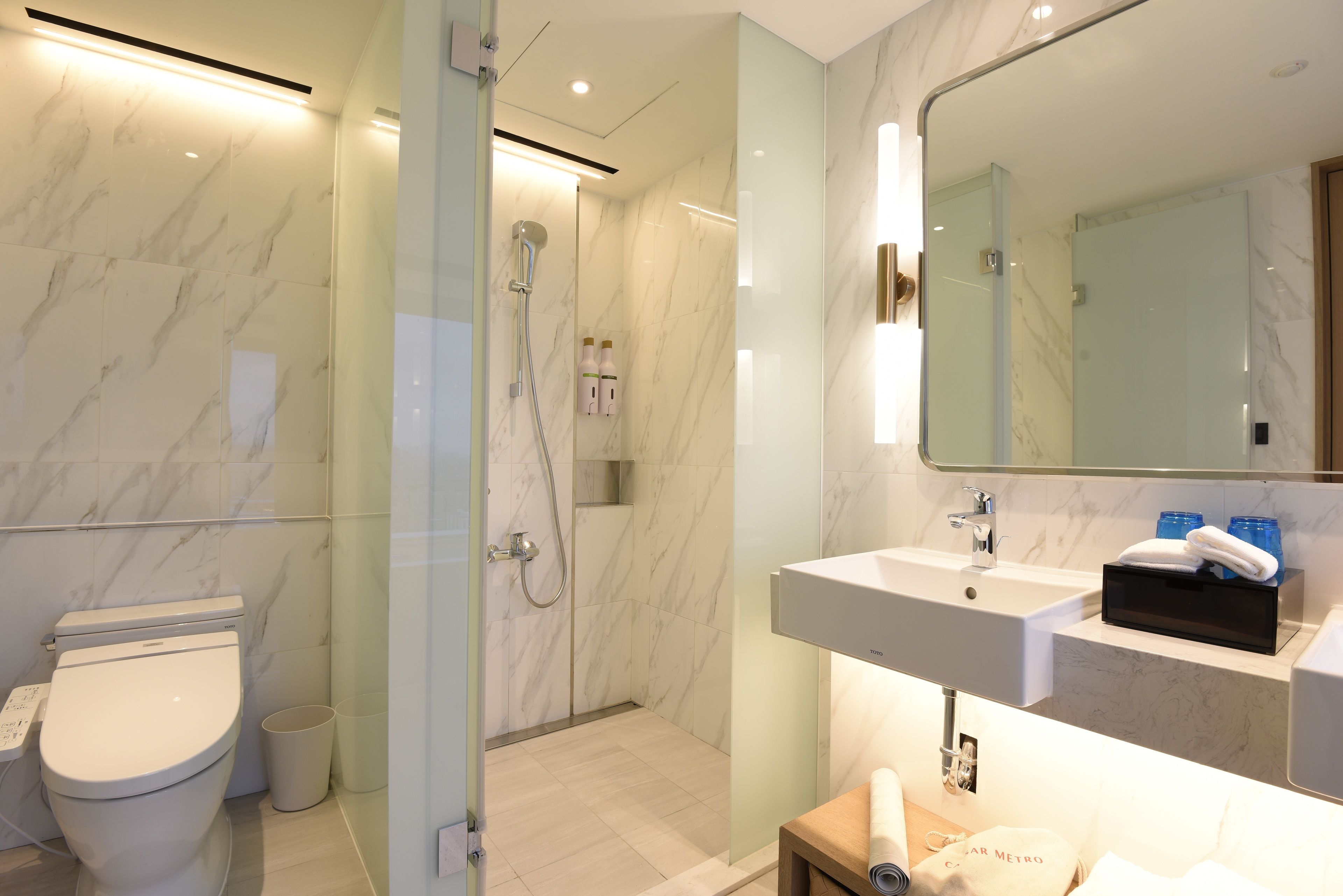 Un bagno moderno con servizi igienici, doccia e lavandino.