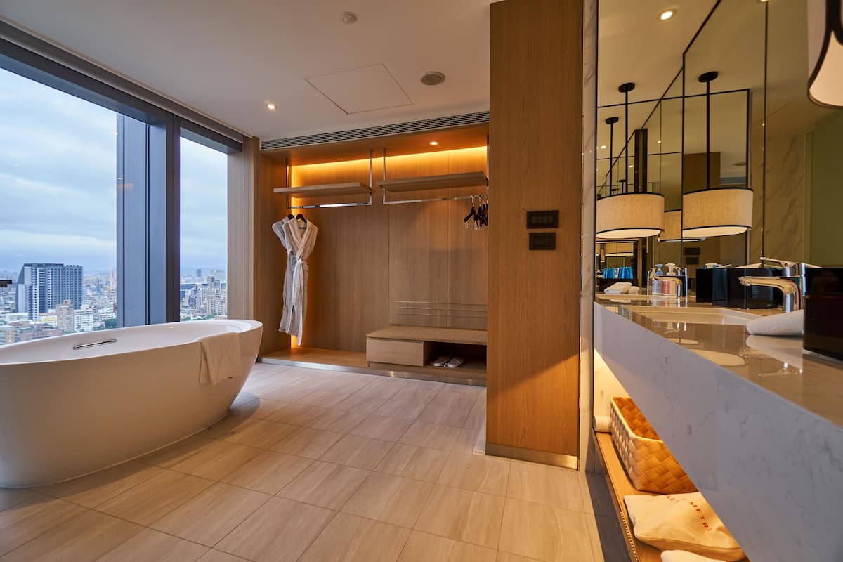 Deluxe Suite | Bathroom | Separate tub and shower, hair dryer, towels, soap