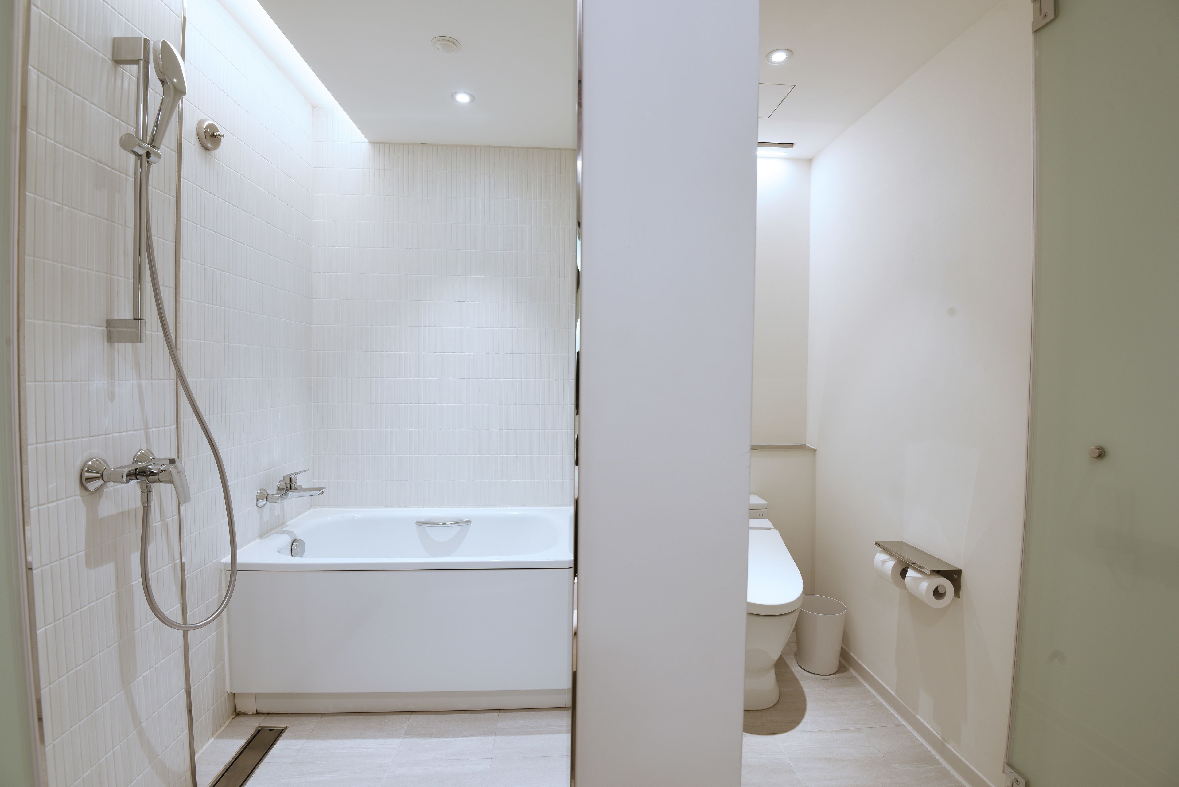 Un bagno moderno con vasca, WC e doccia.