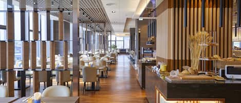 Daily self-service breakfast (TWD 715 per person)