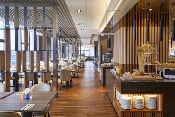 Daily self-service breakfast (TWD 715 per person)