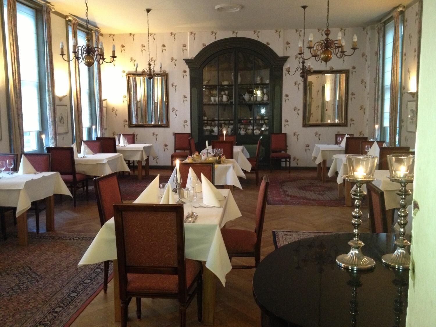 lunch and dinner served, international cuisine