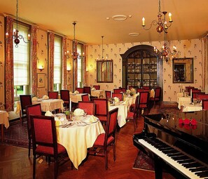 Déjeuner et dîner servis sur place, spécialités Cuisine internationale