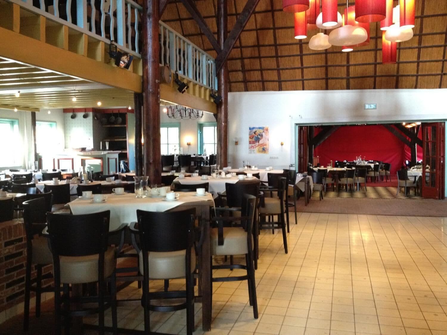 lunch and dinner served, international cuisine