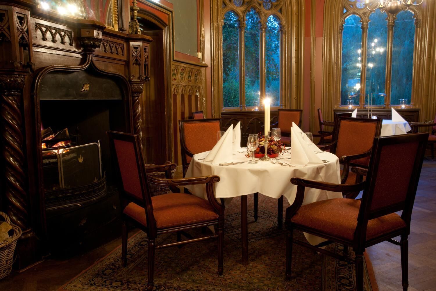 lunch and dinner served, international cuisine