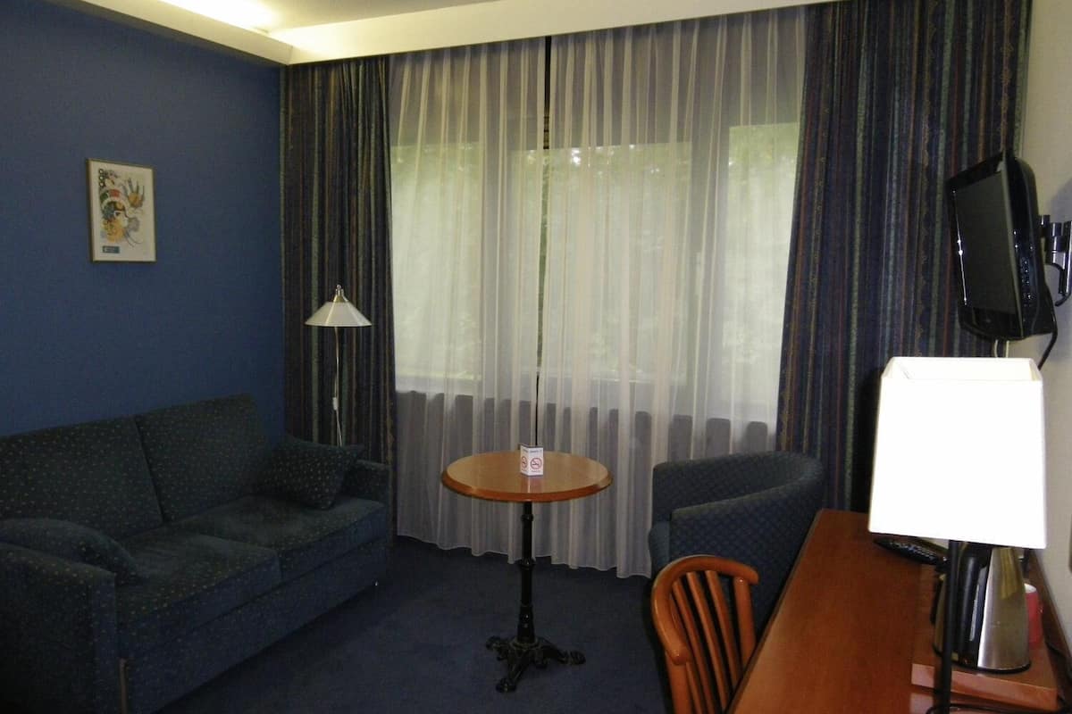 single room | living room | flat-screen tv