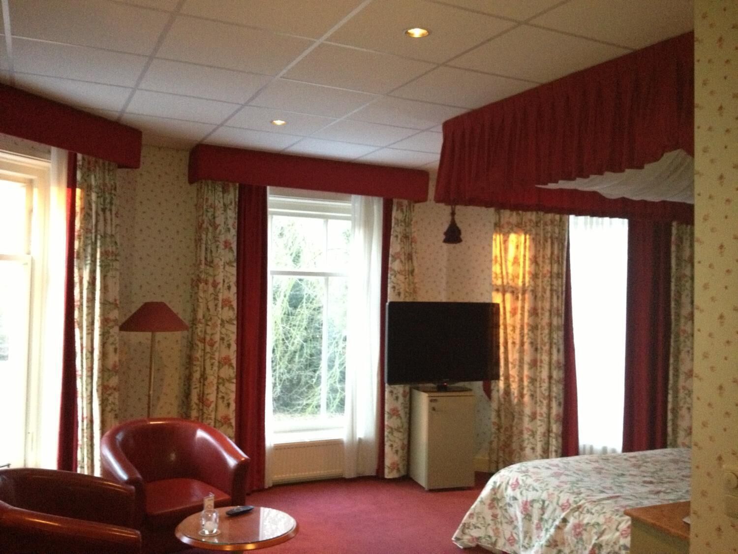 minibar, desk, soundproofing, iron/ironing board