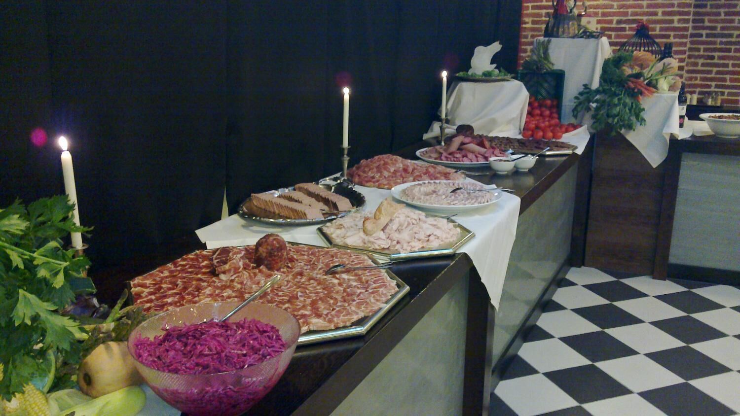 lunch and dinner served, international cuisine