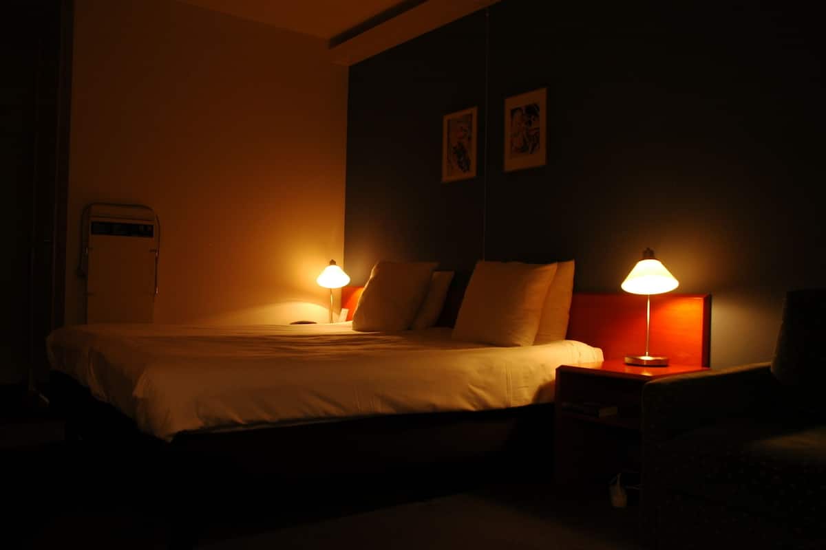 Minibar, meja kerja, kedap suara, dan setrika/meja setrika