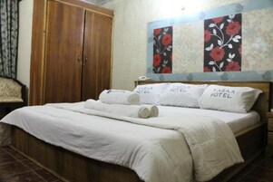 客房内保险箱、办公桌、熨斗/熨板、免费 WiFi