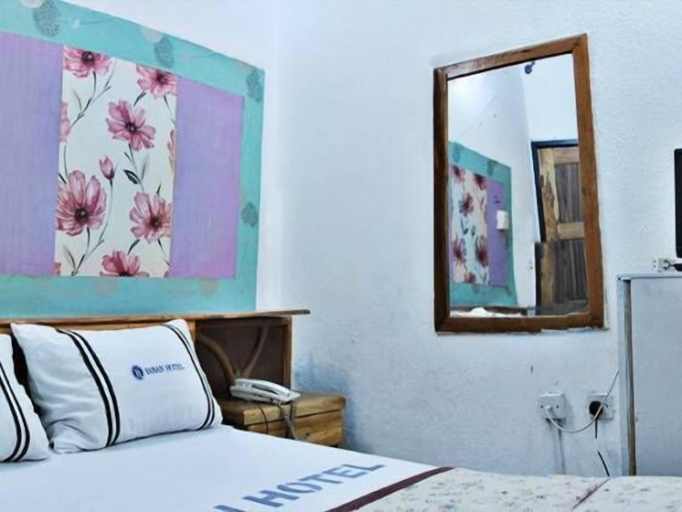 Quarto casal luxo | Cofres nos quartos, escrivaninha, ferros/tábuas de passar roupa