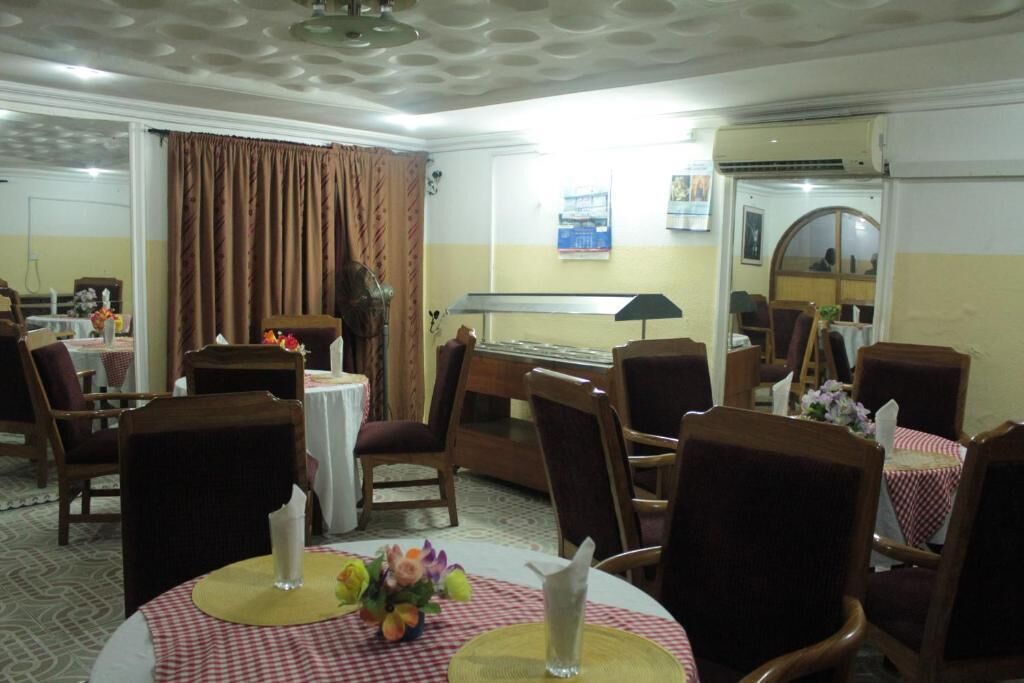 Breakfast, lunch, dinner served; local and international cuisine 