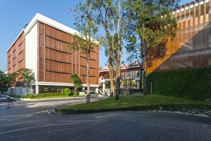 Property entrance - Anantara Chiang Mai Serviced Suites (Chiang Mai)