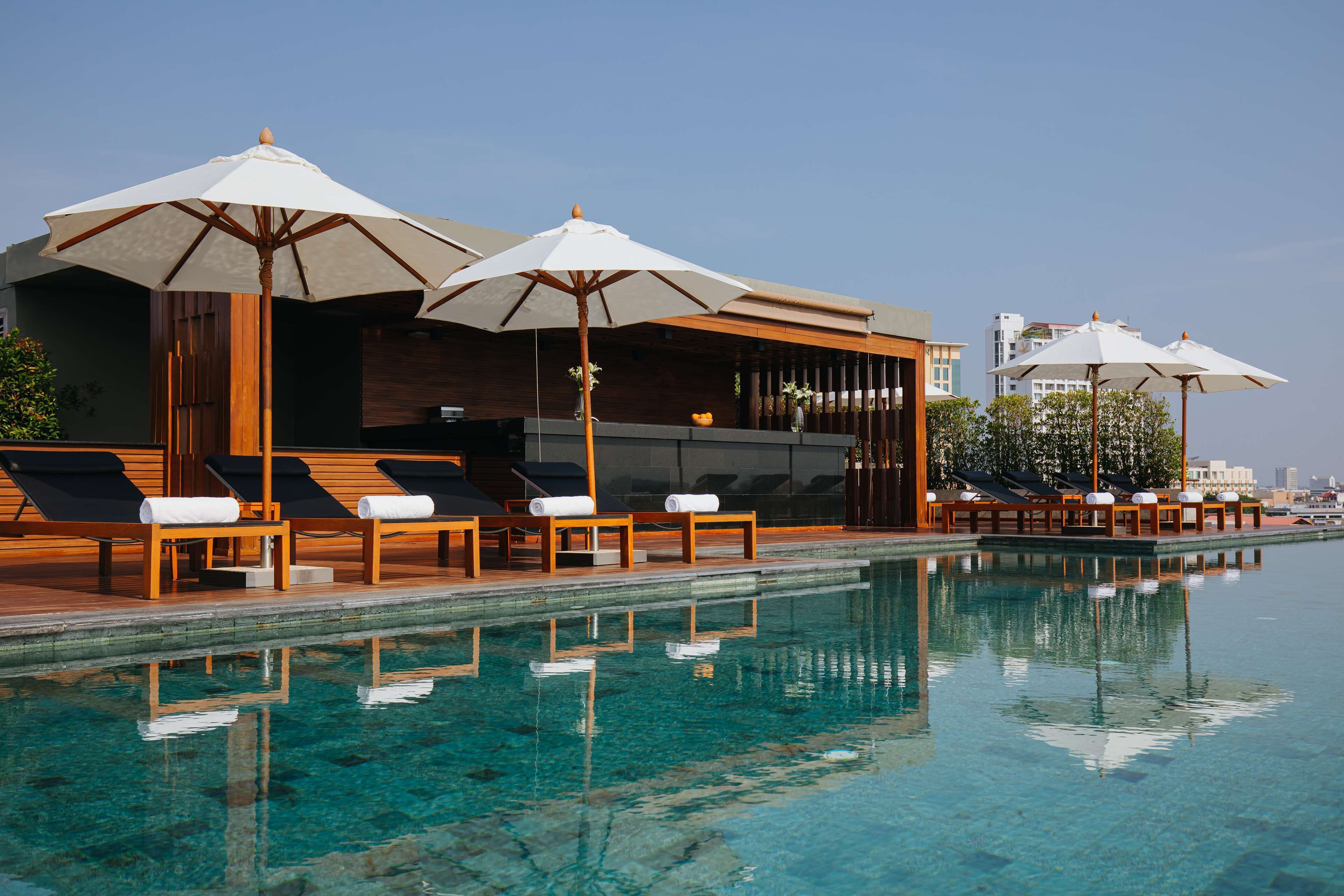 Piscine extérieure, parasols de plage, chaises longues
