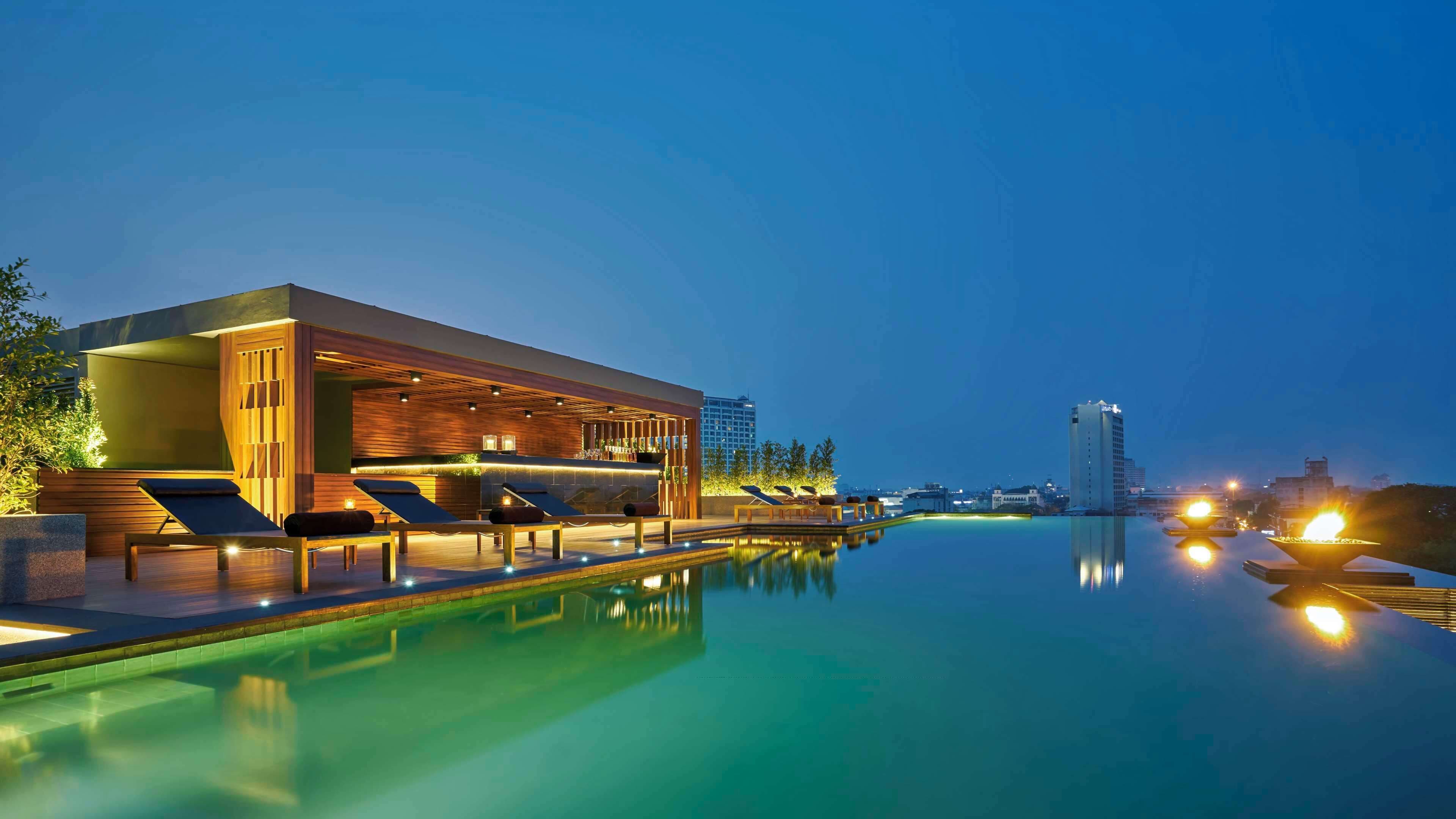 Utendørsbasseng, bassengparasoller og solsenger