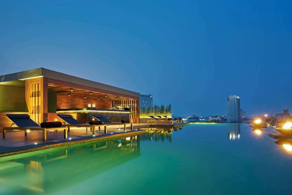 Outdoor pool, pool umbrellas, sun loungers