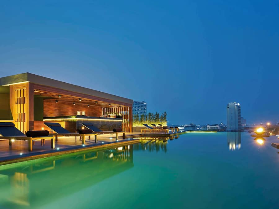 Piscina externa, guarda-sóis, espreguiçadeiras