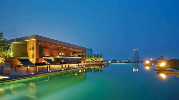 Outdoor pool, pool umbrellas, pool loungers - Anantara Chiang Mai Serviced Suites (Chiang Mai)