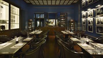2 restaurants; breakfast, lunch and dinner served