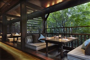2 restaurants, breakfast, lunch, dinner served; international cuisine - Anantara Chiang Mai Serviced Suites (Chiang Mai)