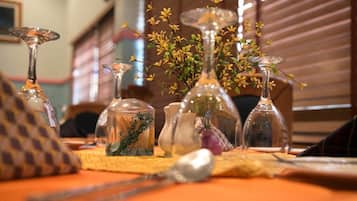 Se sirven desayunos, almuerzos y cenas; cocina local e internacional