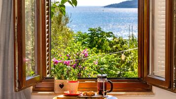 Habitación doble Deluxe, vista al mar | Ropa de cama de alta calidad y caja de seguridad en la habitación