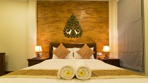 Seprai premium, minibar, brankas, dan meja kerja