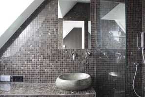 Kahden hengen standard-huone | Kylpyhuone | Suihku, ilmaiset hygieniatuotteet, hiustenkuivaaja, pyyhkeet