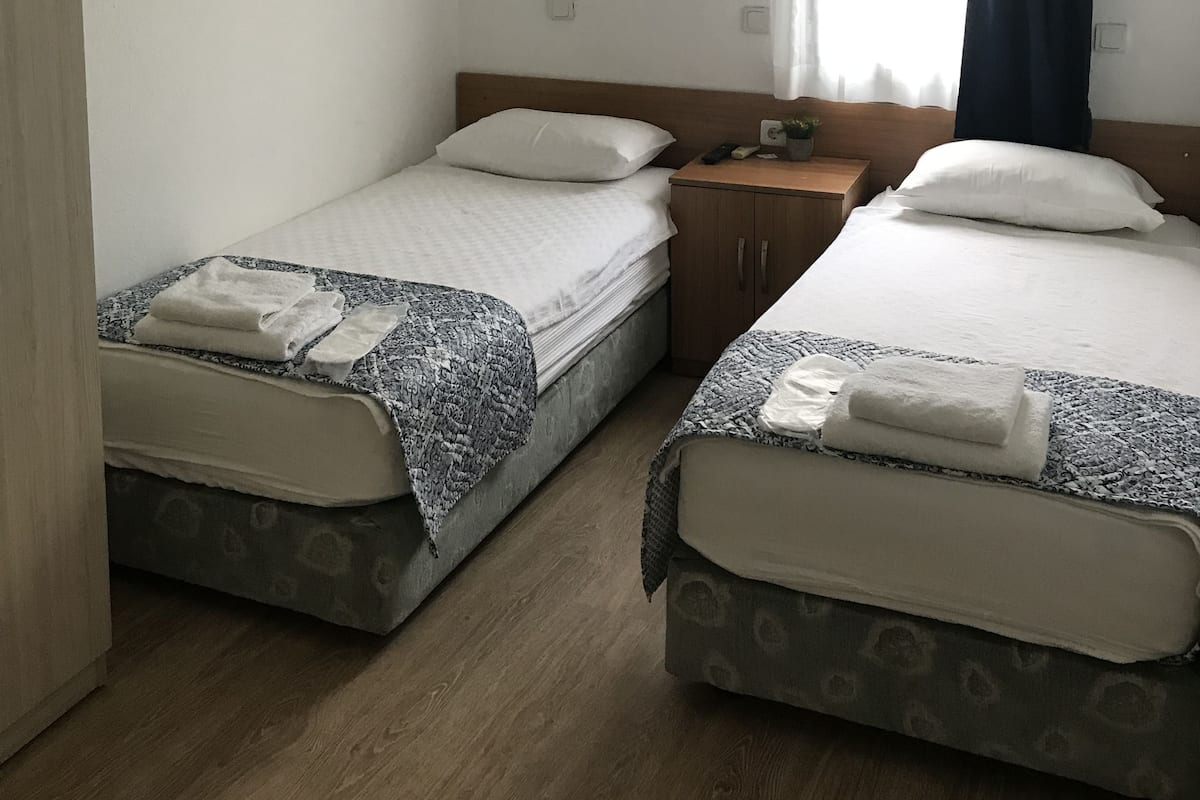 Twin kamer | Luxe beddengoed, verduisterende gordijnen, een strijkplank/strijkijzer