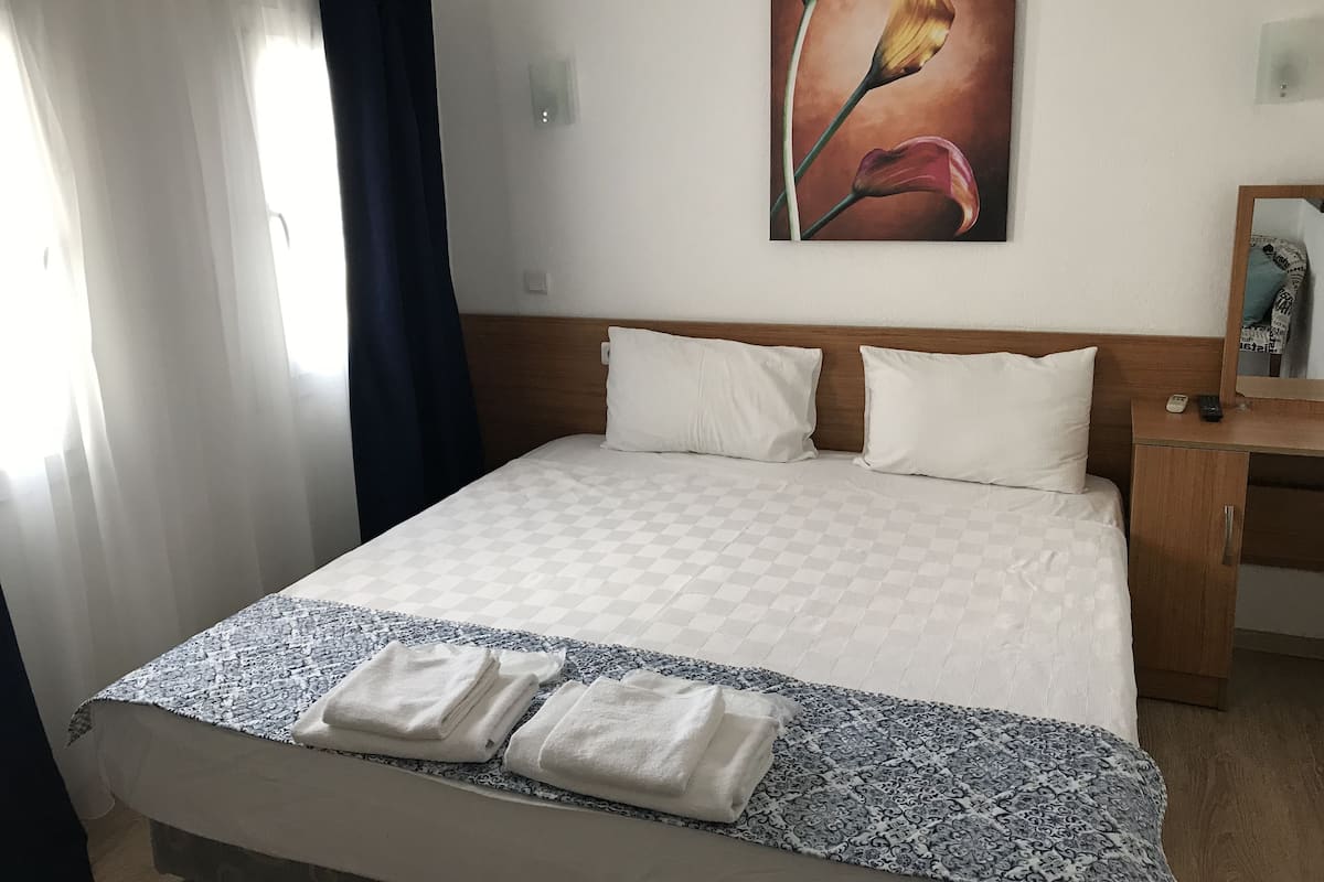 Tweepersoonskamer | Luxe beddengoed, verduisterende gordijnen, een strijkplank/strijkijzer