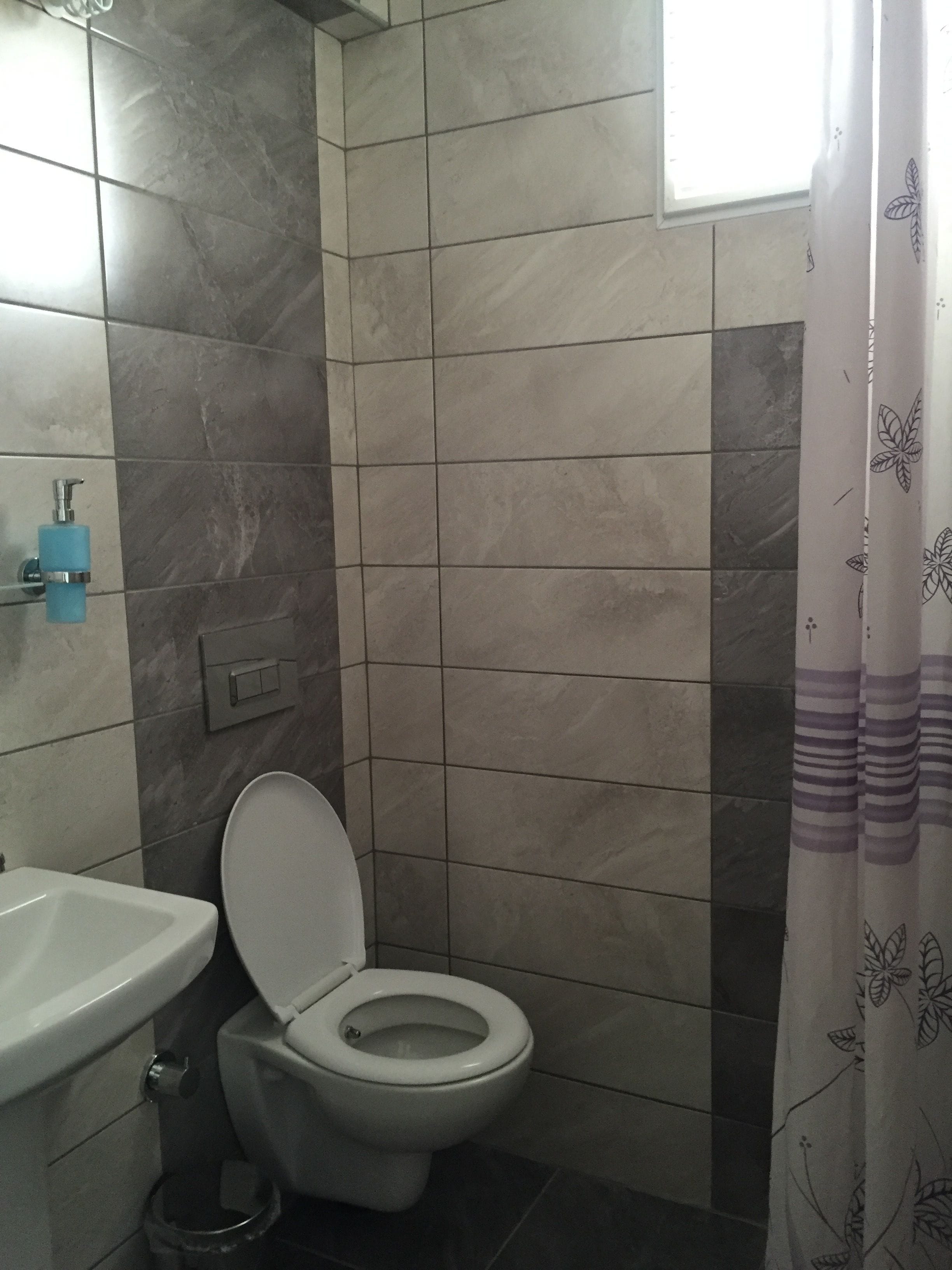 triple room | bathroom | shower, free toiletries, hair dryer, slippers