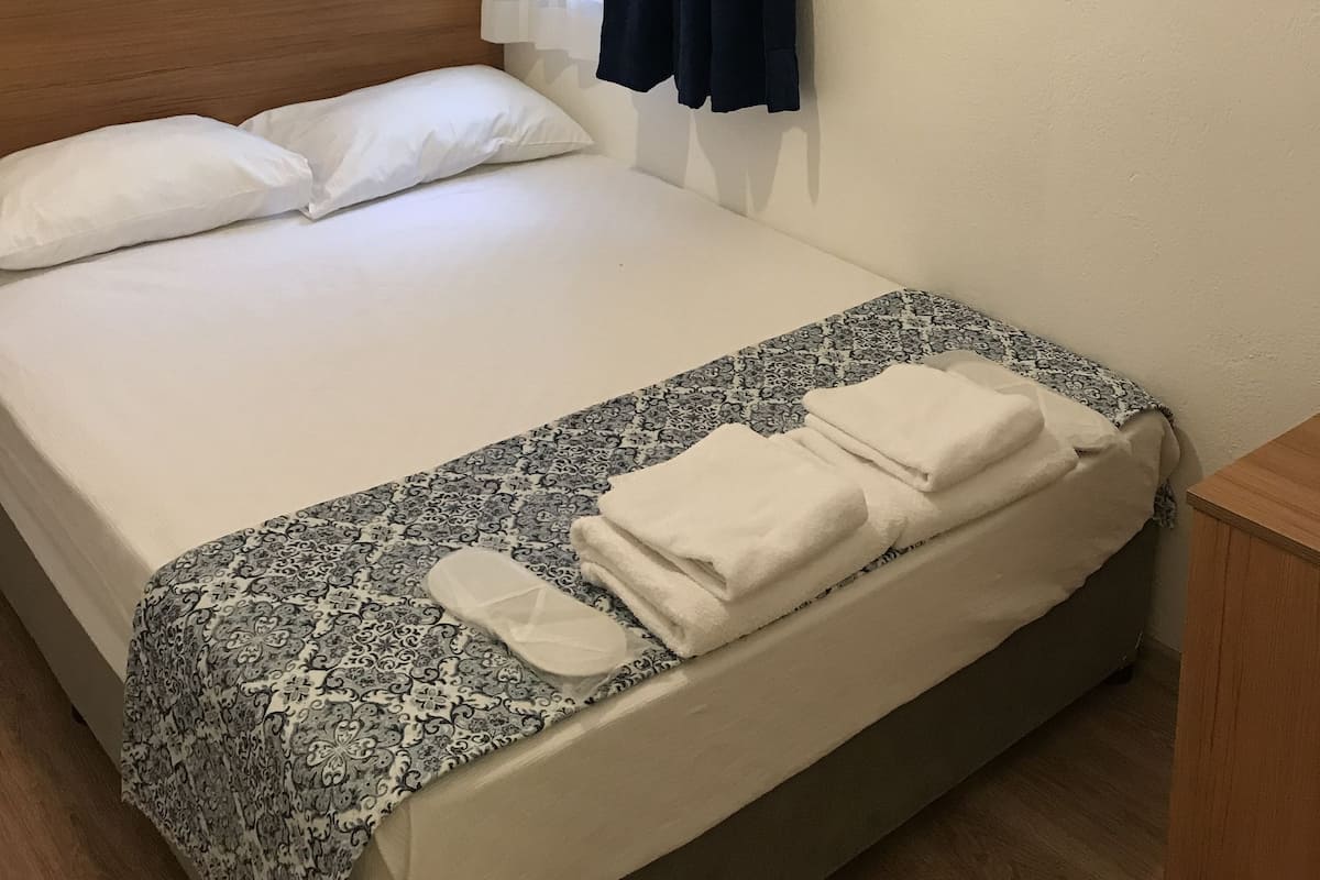 Economy tweepersoonskamer | Luxe beddengoed, verduisterende gordijnen, een strijkplank/strijkijzer