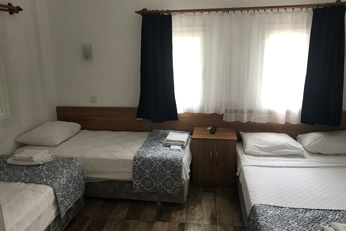Vierpersoonskamer | Luxe beddengoed, verduisterende gordijnen, een strijkplank/strijkijzer