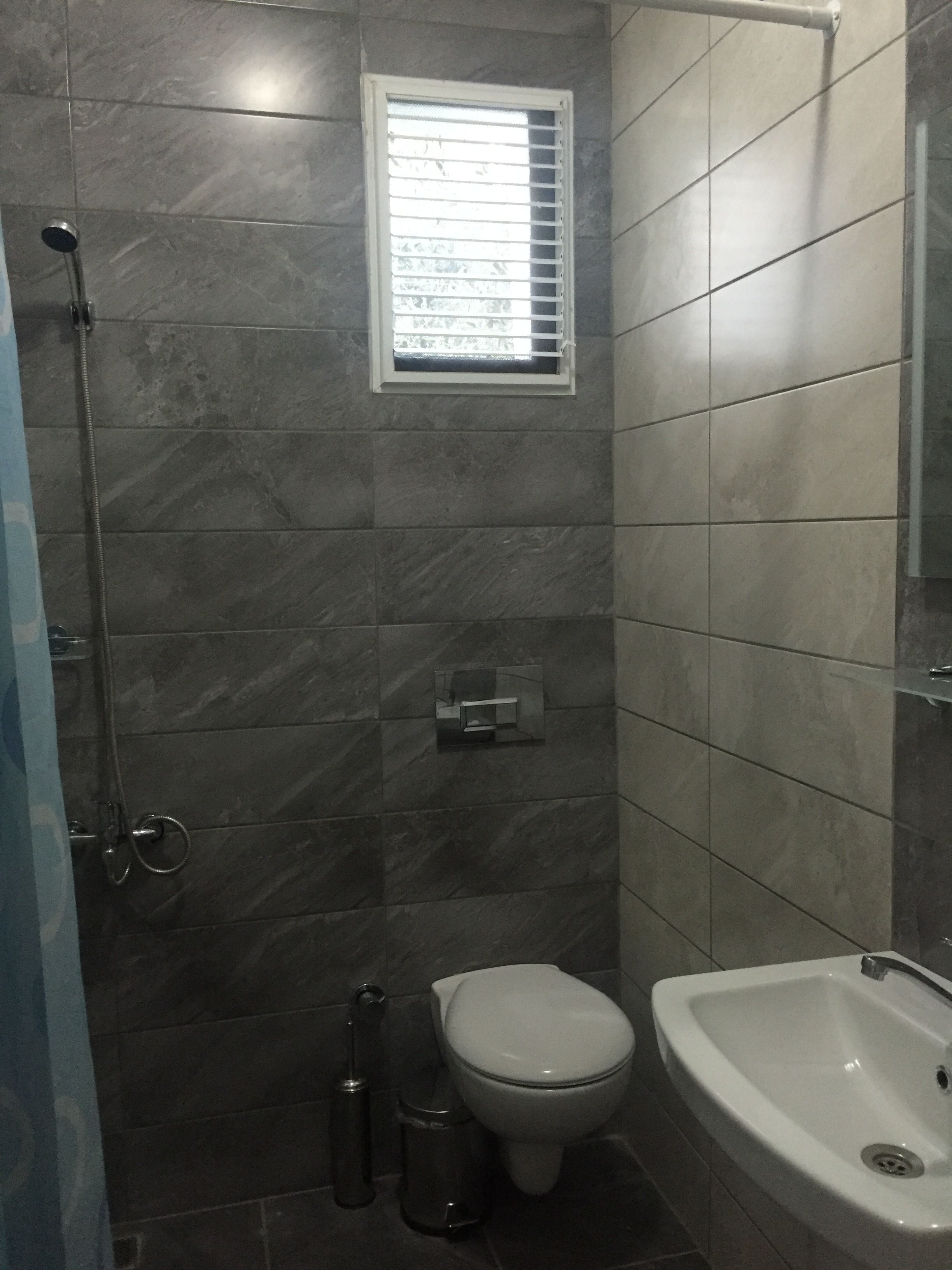 twin room | bathroom | shower, free toiletries, hair dryer, slippers